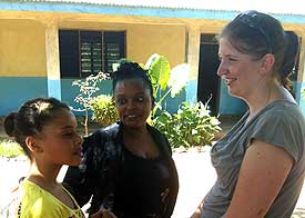 Julia im Gespr�ch mit Teacher Agnes (Mitte).