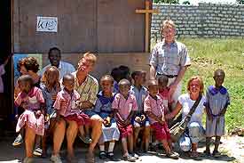 Heike, Edward, Heinz und zwei Besucher, vor dem Kindergartengeb�ude.